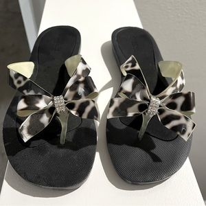 Guess Women’s Bow Flip Flops Leopard Print